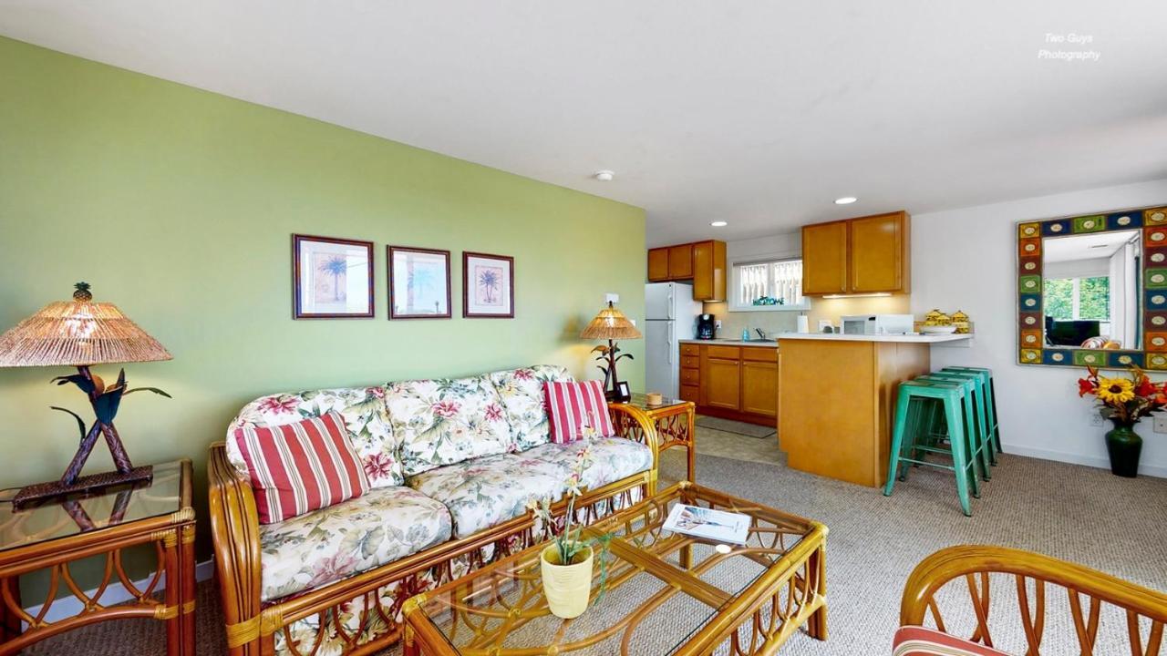 Holiday Hill Resort Saugatuck Exterior photo